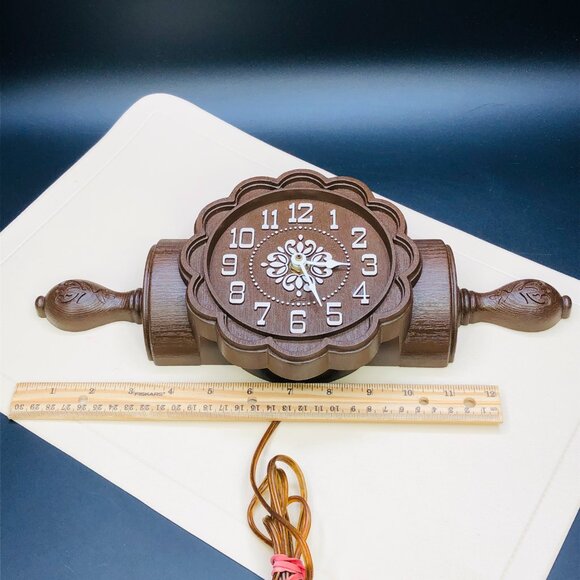 Vintage 70s SPARTUS USA Plastic Faux Wood Rolling Pin Plug In Wall Clock Rustic - Picture 12 of 14